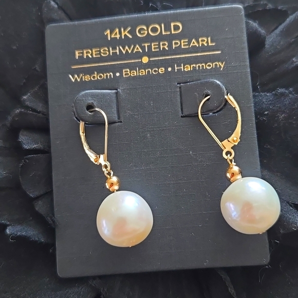 NWT 14k gold Pearl earrings.